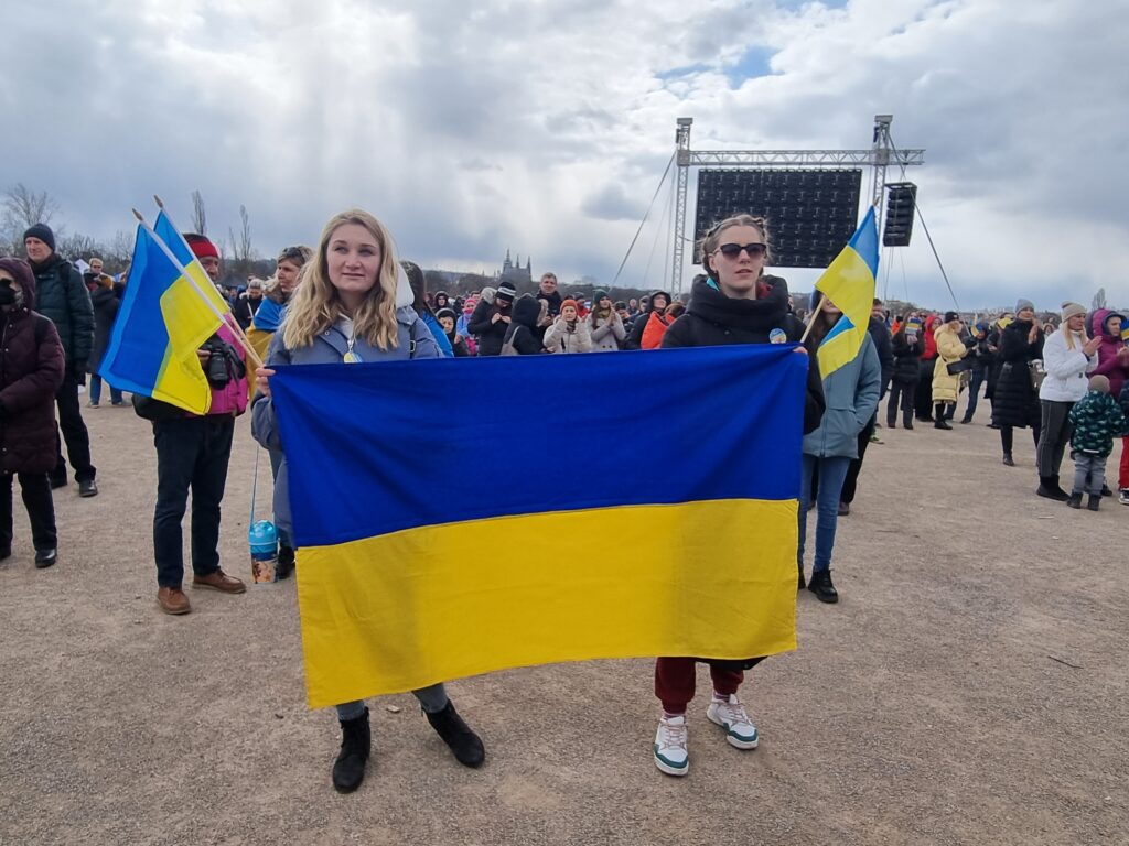 українці з національним прапором на Летній в Празі