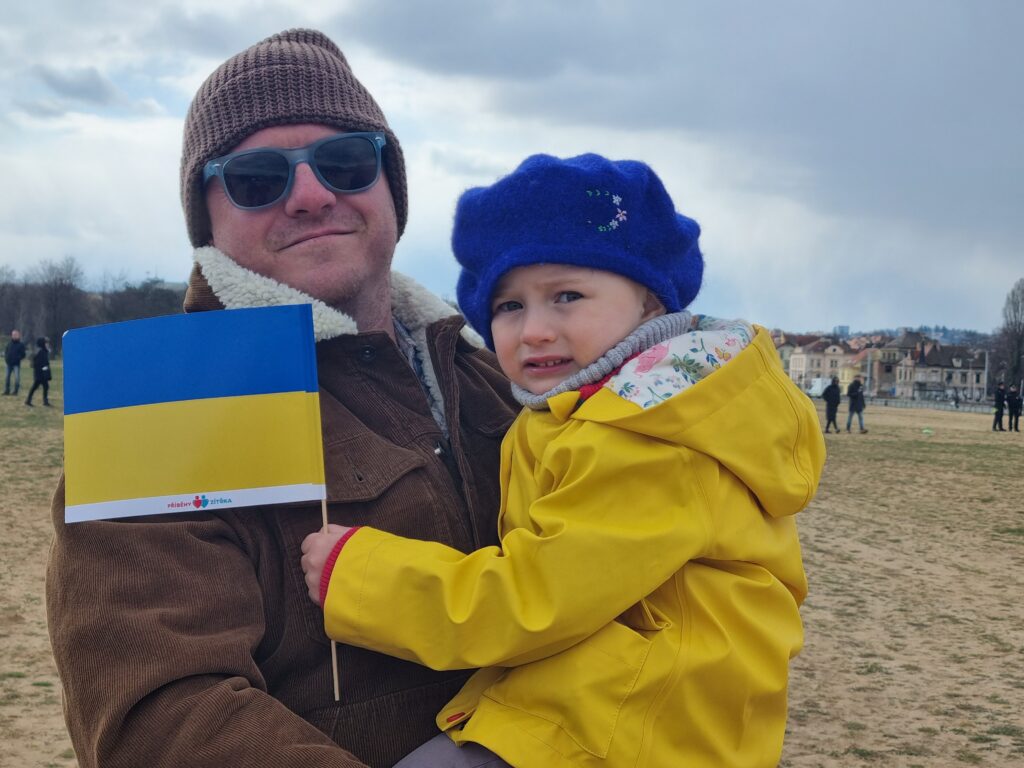 дитина тримає прапор України