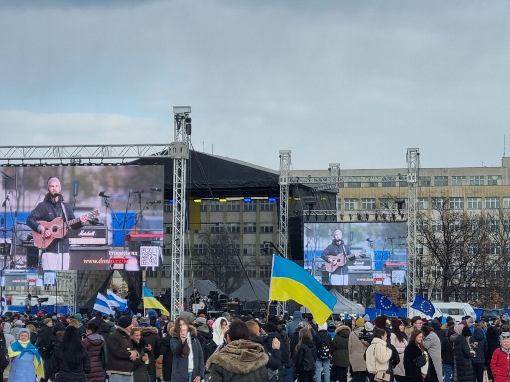 виступ місцевих музикантів на мітингу в підтримку України