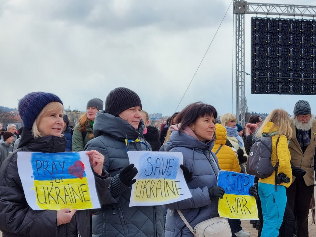 українці виступають на мітингу