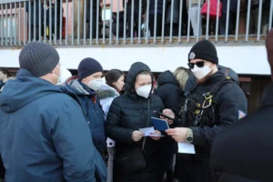 Ukrajinski bizhenci pered budovou policiji
