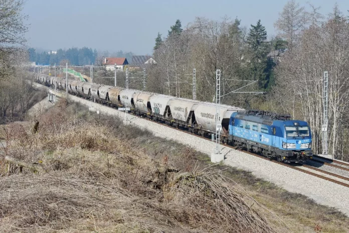 Вантажний потяг із зерновозами ČD Cargo