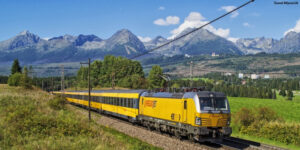 Потяги компанії Регіоджет відомі своїм жовтогарячим кольором.