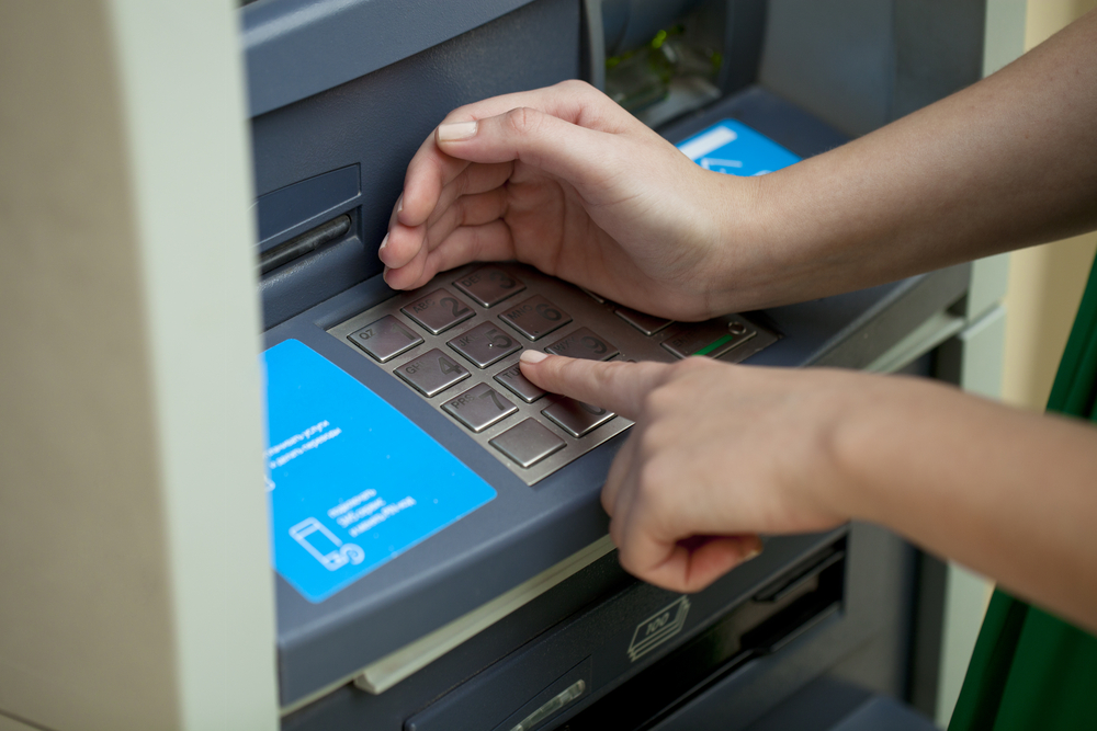 зняти гроші в банкоматі