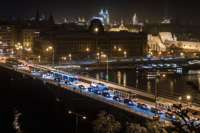 Průvod vánočních vozidel na Štefánikově mostě. FOTO: DPP – Václav Holič.