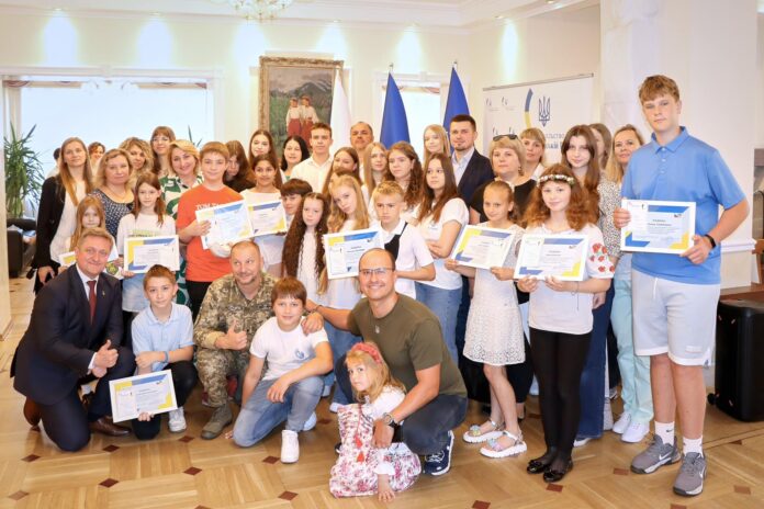 Українські діти у посольстві