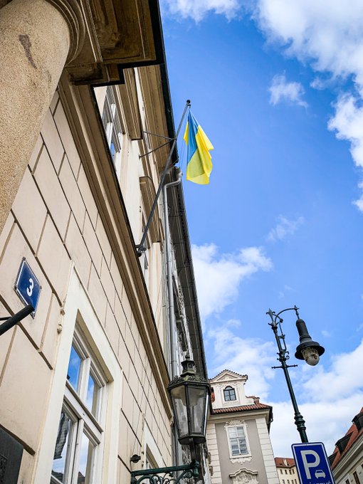 Прапор України на будівлі парламенту Чехії