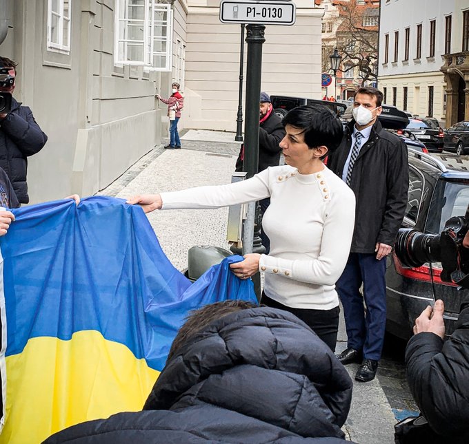 Прапор України на будівлі парламенту Чехії