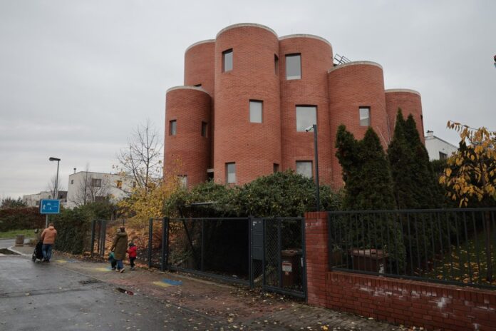 Українські прапори біля будинку Окамури