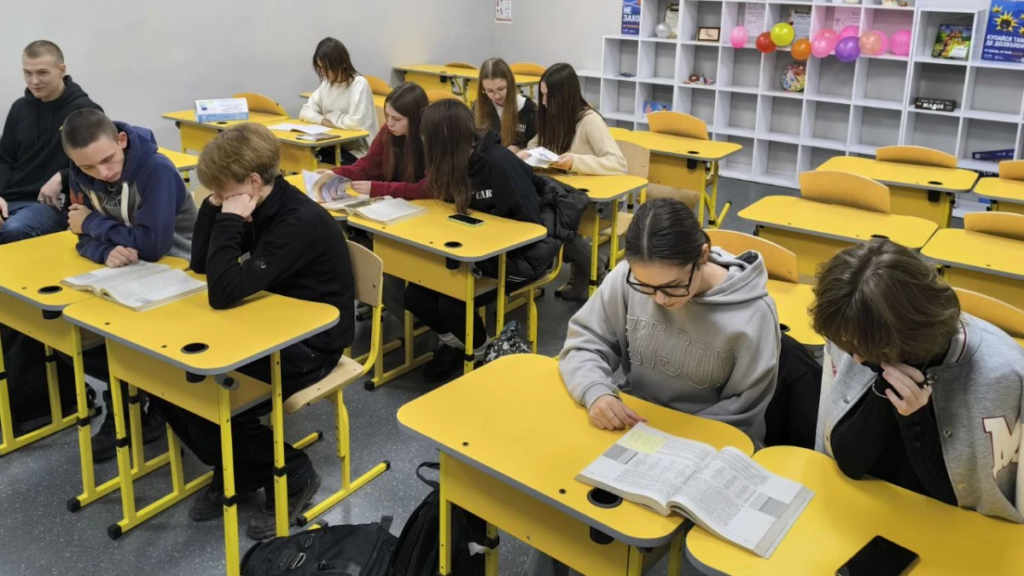 діти школа парти навчання освіта допомога Україні